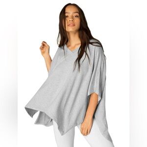 Beyond Yoga Women's Varsity V-Neck Poncho in light heather grey Size m
